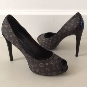 Louis Vuitton Monogram Romance peep toe pump